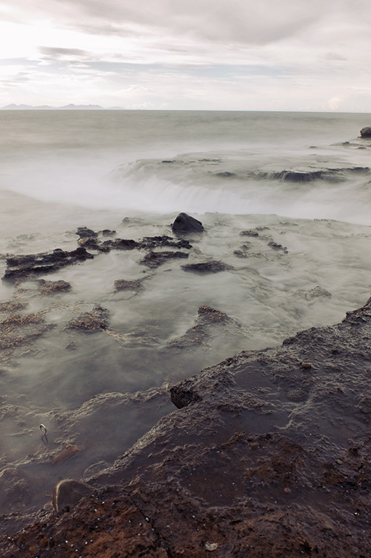 The heaving ocean in front of the fossil cliffs is a sight to behold.