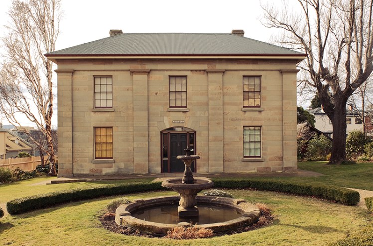 From St. David's Park you make your way towards Battery Point and will come across the Narryna Heritage Museum (14) on the way, a quaint museum showcasing Tasmania's colonial history.