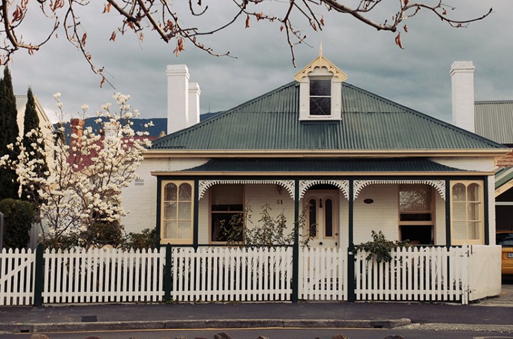 Once you've recharged your batteries you continue your walk into Arthur Circus (17) which alas doesn't contain any exotic animals or high-wire stunts but is indeed a Georgian cottage enthusiasts delight. 